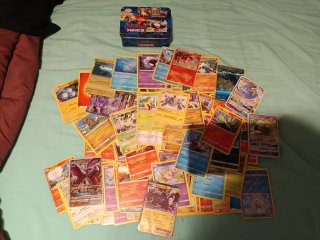 Lote de Cartas Pokémon con Lata