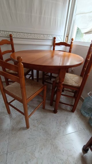 Mesa de Pino Redonda con 4 Sillas