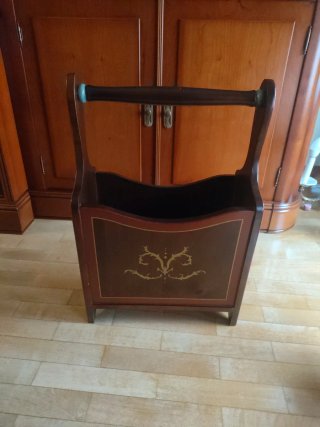 Revistero de madera clásico