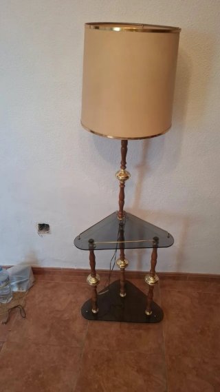 Lámpara Antigua con Mesita de Cristal