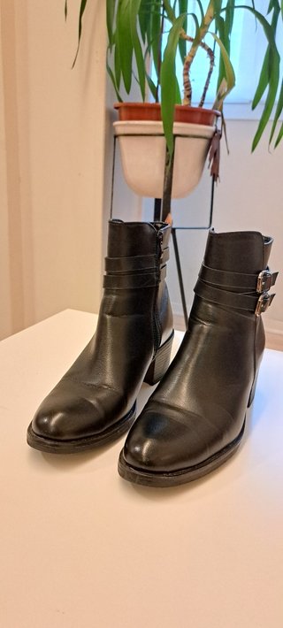 Botines Negros de Tacón