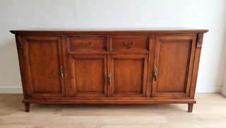 Aparador de madera de cuatro puertas