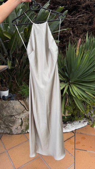 Vestido largo satinado Zara color champán con espa