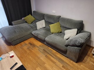 Sofá 4 plazas con chaiselongue.