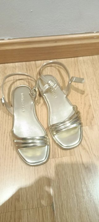 Sandalias doradas Lefties
