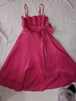 Vestido de fiesta fucsia con lazo
