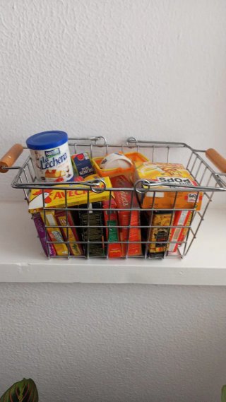 Cesta de metal con juguetes de alimentos