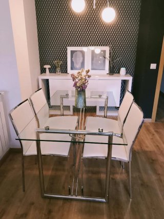 Conjunto de Mesa de Cristal y 4 Sillas