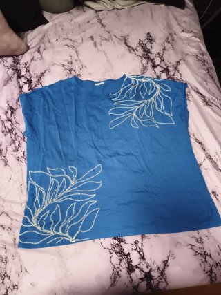 Camiseta Azul con Estampado Floral