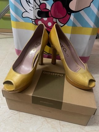 Zapatos de tacón amarillos  Marca Ova (+va)