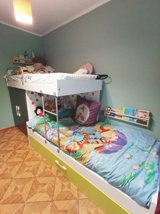 Cama tren y un armario