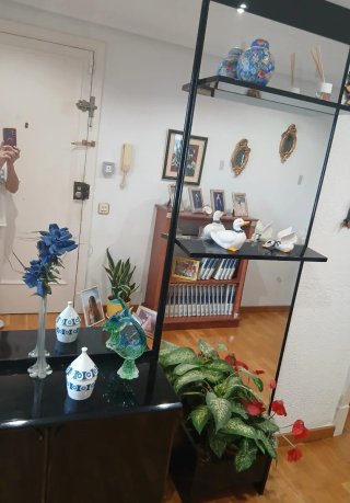 Mueble recibidor negro con estantería