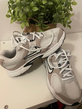 Zapatillas Nike Blancas y Beige