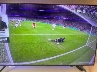 TV Samsung 55 4K Crystal UHD con una raya vertical