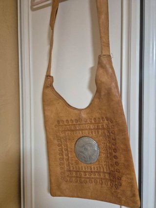 Bolso de Cuero Marrón con Detalle Metálico