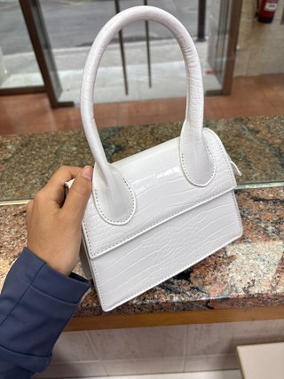 Cartera de mano blanca efecto cocodrilo