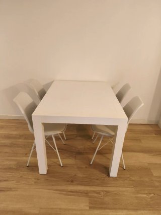 Mesa Extensible Blanca BANAK y 4 Sillas