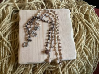 Pulsera de cuentas tejida