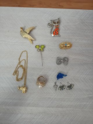 Lote de bisutería: broches, cadena y anillo