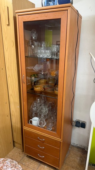 Vitrina de Madera con Puerta de Cristal