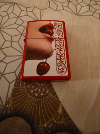 Accendino Zippo Rosso con Grafica Cherry
