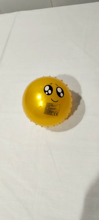 Pelota pequeña amarilla con cara