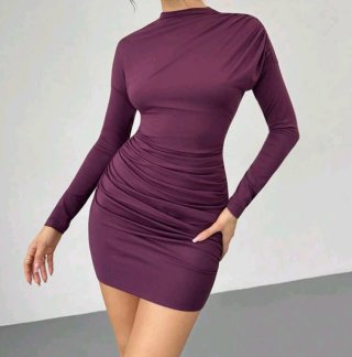Vestido corto morado entallado