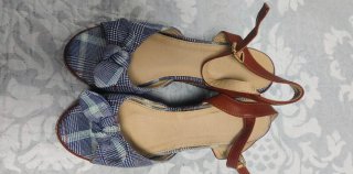 Sandalias con estampado de cuadros