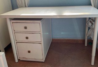 Scrivania Ikea con cassettiera a rotelle indipendente