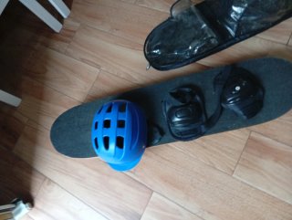 Monopatín con Casco y Protecciones