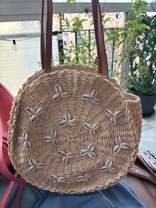 Bolso Redondo de Rafia con Conchas