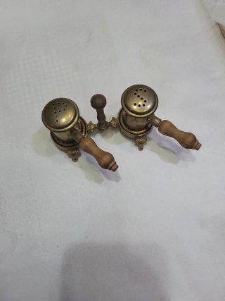 Especiero antiguo de latón y madera