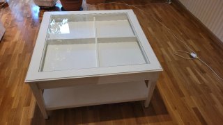 Mesa de centro blanca con tablero de cristal
