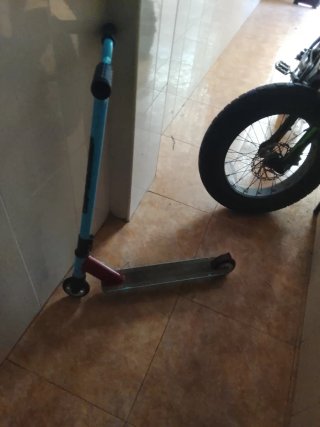 Patinete con estructura azul
