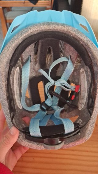 Casco de niño de bicicleta con luz trasera