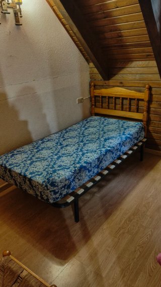 2 Camas Individuales con Estructura de Madera