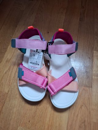 Sandalias de niña Zara