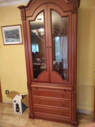 Vitrina de madera con cristal