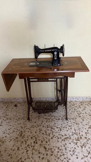 Máquina de coser Sigma con mueble
