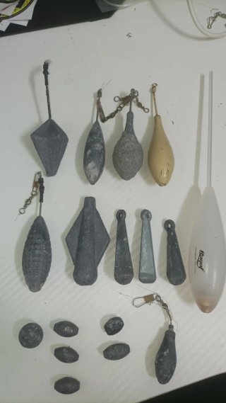 Set de 14 plomos de pesca y una bombeta