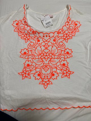 Camiseta Maieu Blanca con Bordado Naranja
