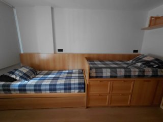 Dormitorio Juvenil con 3 Camas, Armario y mesa