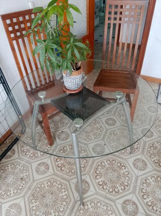 Mesa Redonda de Cristal y Metal