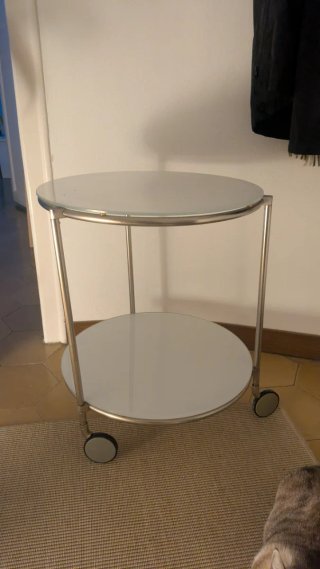 Mesa auxiliar redonda con ruedas