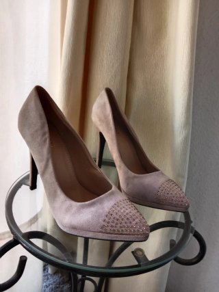Zapatos de tacón beige con pedrería