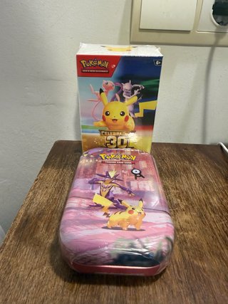 Lote Pokémon: 6 Sobres y Mini Lata