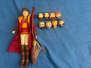 Muñeco Harry Potter y 8 Figuras Funko