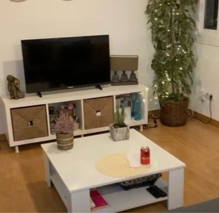 Mueble de televisión blanco con cestos