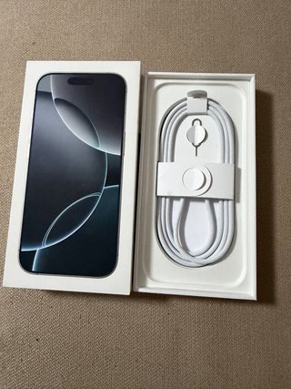 Caja iPhone 16 Pro con cable
