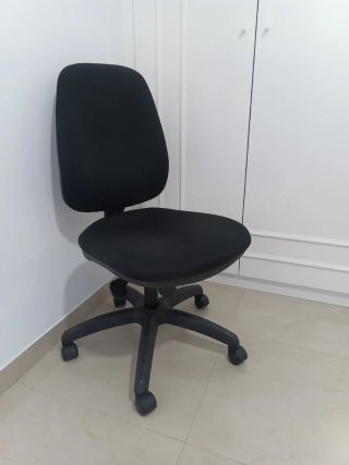 Silla de oficina con ruedas